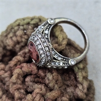 fingerring-roedlig-indfattet-firkantetsten-siderne-dekoreret-med glittersten-vintagering-